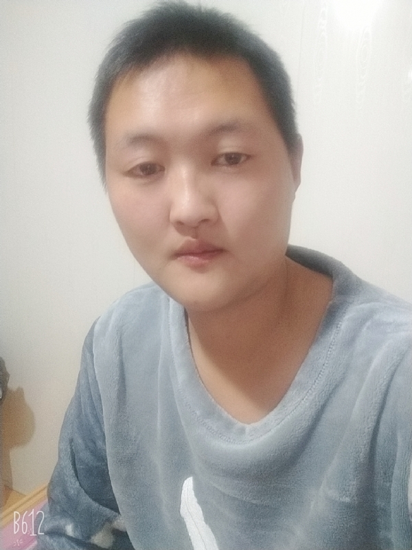 烟圈里透着伤的第一张照片--九江相亲服务中心