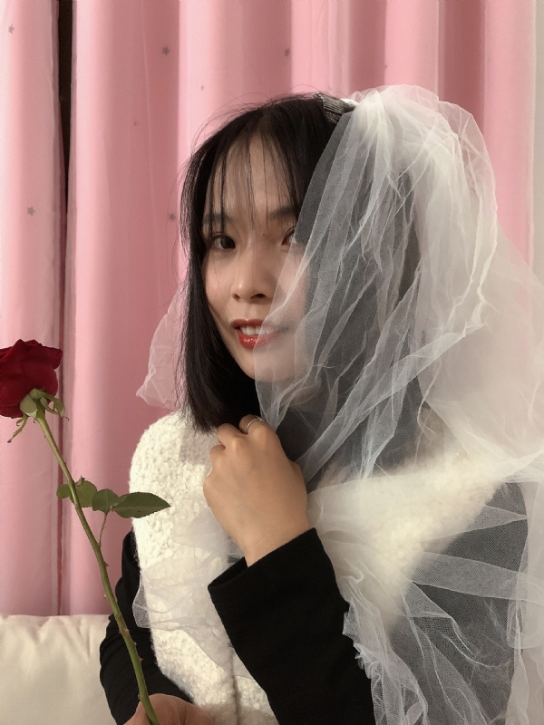 持紫菜包饭的女孩的第一张照片--九江相亲服务中心